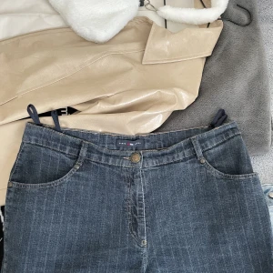 Baggy 90s jeans - 40 cm tvärs över midjan. 99 cm från midja ner till benslut. Snygga stripes i tyget 💓 