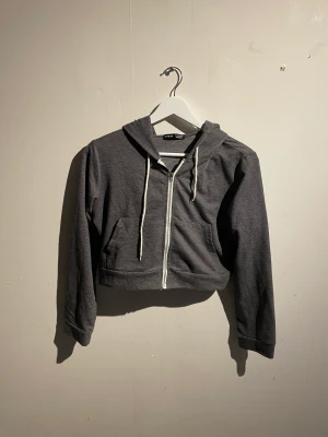 Hoodie - Kroppad zip up hoodie 