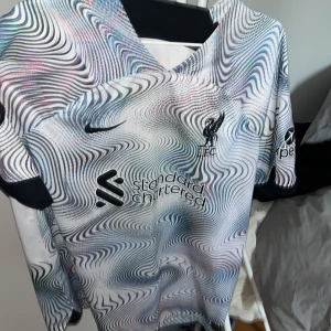 Liverpool tröja - Inga skador alls. Knappt använd. St XL nypris 999kr