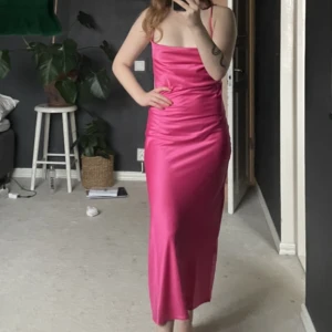 Rosa klänning - Halvlång klänning med slits. I gott skick. Lite glansigt sidenliknande material💖
