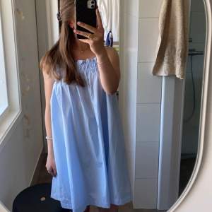 Säljer denna fina ljusblåa klänning från hm, köpte denna förra sommaren men inte kommit till användning. Klänningen är i st S💓