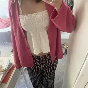 Jättefin rosa kofta från Arket - Älskar verkligen denna kofta och kommer därför endast sälja för bra pris💖💖 Väldigt bra kvalite och använd varsamt