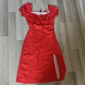 Prickig klänning  - Söt klänning från SHEIN, kan kombinera denna med en annan vara från SHEIN då den är billig. Mjuk klänning som framhäver formerna. Stretchiga material. Använd 1 gång. 