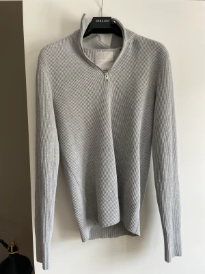 Stickad half-zip från Jack and Jones - Skön half-zip från Jack and Jones. Ordinariepris 600kr. Kan mötas upp i Stockholm. Storleken är Xs men passar S utmärkt.