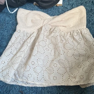 Strapless SHEIN tröja  - Den passar mig helt okej.Men den är lite för stor på mig och har råkat beställa fena två gånger.