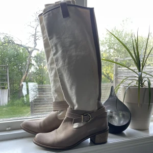 Boots - Cowboy liknande höga boots💓Säljer pga för små för mig💕