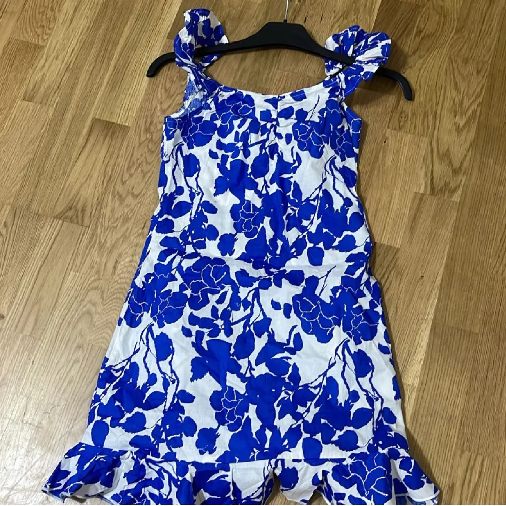 Jättefin klänning köpt från SHEIN har inte användts en ända gång. Färgen är marinblå 💙. Jag säljer den för min dotter var inte nöjd med den till en skolavslutning🥲. Klänningar.