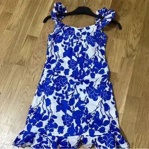 Jättefin klänning köpt från SHEIN har inte användts en ända gång. Färgen är marinblå 💙. Jag säljer den för min dotter var inte nöjd med den till en skolavslutning🥲