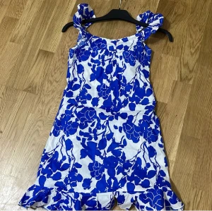 Sommar klänning - Jättefin klänning köpt från SHEIN har inte användts en ända gång. Färgen är marinblå 💙. Jag säljer den för min dotter var inte nöjd med den till en skolavslutning🥲