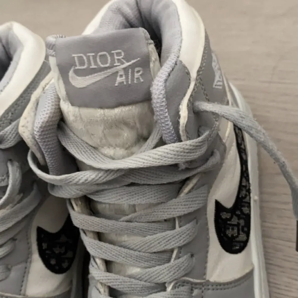 Säljer dior air jordan!! Ganska bra skick förutom några skador på baksida. Priset kan diskutera i dm.. Skor.