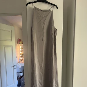 Satinklänning - Super fin satinklänning från H&M, aldig använd. Storlek XS men passar även S