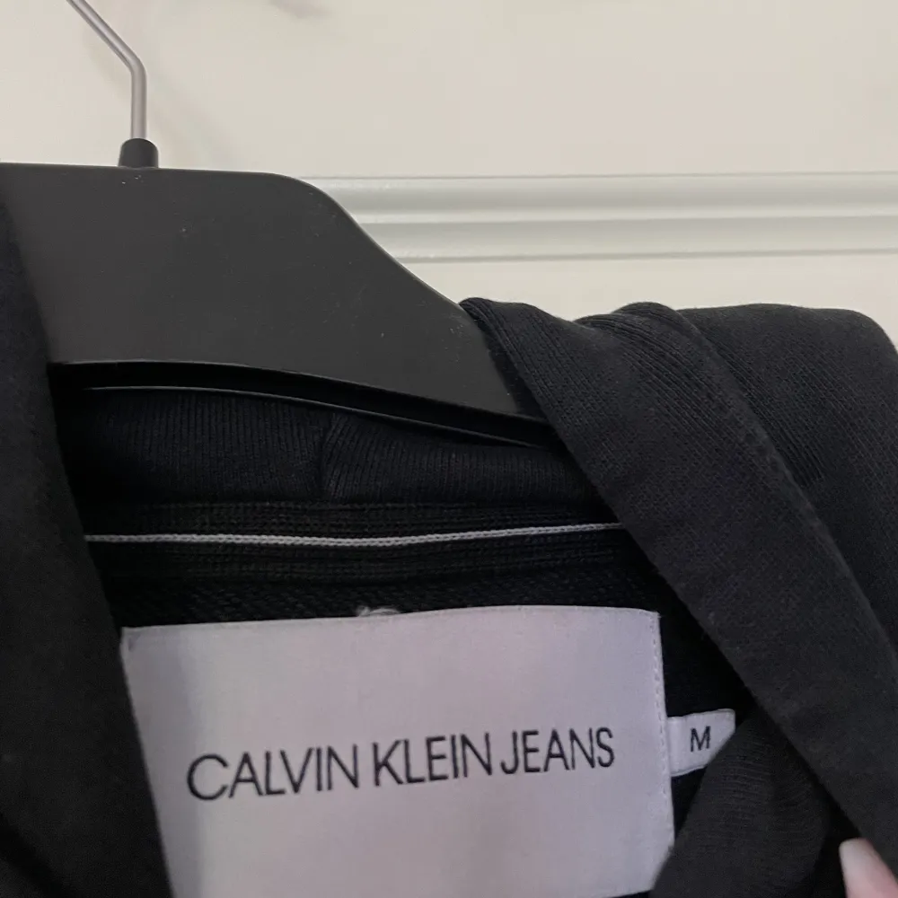 Säljer en skön Calvin Klein hoddie . Hoodies.