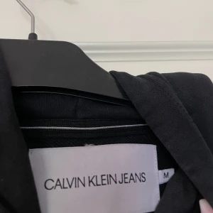 Calvin Klein hoddie - Säljer en skön Calvin Klein hoddie 