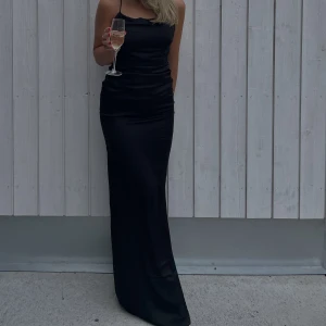 Svart långklänning - Säljer denna superfina svarta klänning från bubbleroom. Endast använd 1 gång och säljes på grund av att den inte kommer till användning. Köpare betalar för frakt💗