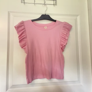 Volang topp - En super söt rosa topp som aldrig har kommit till användning, fin till sommaren 