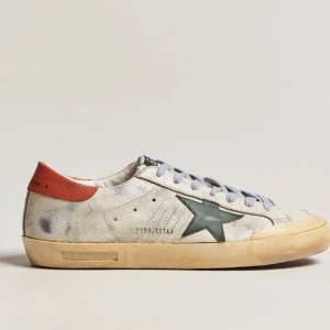 Golden goose sneakers - Säljer min brorsas golden goose. De är helt oanvända och endast testade vid ett tillfälle . Super coola! Köpta för 5000, priset kan diskuteras😊