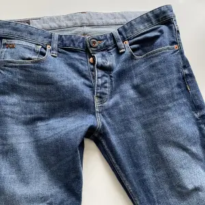 Säljer ett par schyssta jeans från Armani. Använt någon enstaka gång. Storlek 32x32