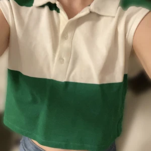 Fin grön,vit tröja från Zara❤️ - Den sitter ganska löst och passar för storlek xs-s. Köptes från Zara❤️