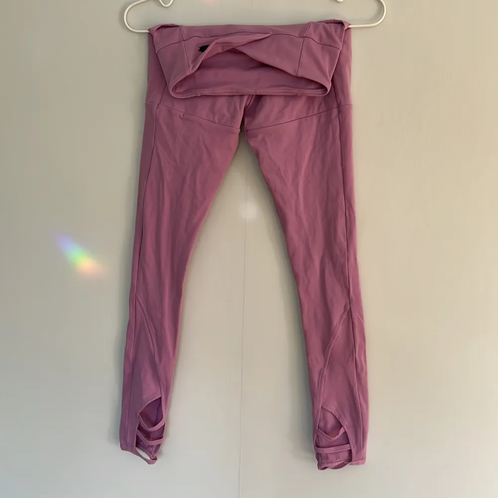 Supersnygga rosa/lila träningstights från gymshark i XS. Har en speciell design längst ner på benen. I superbra skick. Jeans & Byxor.