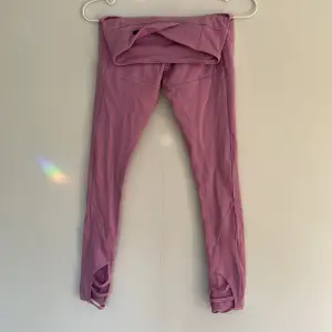 Supersnygga rosa/lila träningstights från gymshark i XS. Har en speciell design längst ner på benen. I superbra skick