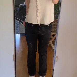 Jeans - Säljer de här jättefina svarta jeansen från Gina, säljer för jag köpt ett par nya, passar perfket för mig som är 155 