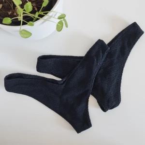 Bikininederdel - Nya bikininederdelar i storlek L, men upplevs små. Lapparna är bortklippta.