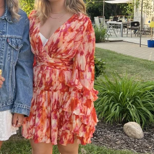 Sanna x nakd  - Tänkte kika intresset på denna klänningen. Använd en gång på student men inser att den är lite tight på mig så kommer troligtvis inte använda den. XS och super skick. Använd under fåtal timmar. 