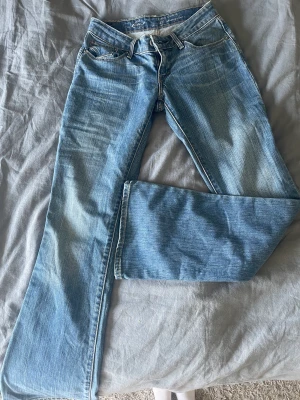 Levis jeans - Utsvängda lågmidjade vintage Levis jeans! Jättebra skick