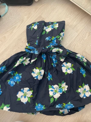 Hollister klänning  - Hollister klänning som är för liten, beställde fel och använde 1 gång