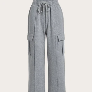 Mjukisbyxor  -  Jag säljer den grå mjukisbyxor som jag bara har testat en gång. Den är i mycket bra kvalitet och ser ut som nya. Jag köpte den för 189 kr och tänker sälja den för 100 kr. 