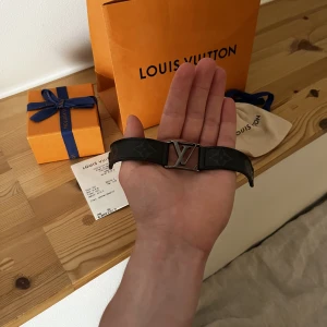 Louis Vuitton Armband  - Säljer nu mitt fina LV armband. Bra skick. Alla tillbehör på bilden tillkommer. Kvitto finns! 