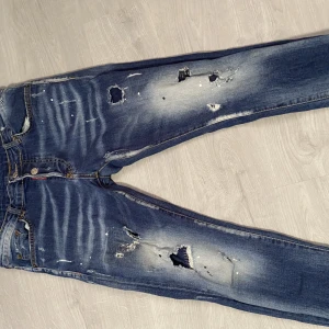 Dsquard2 byxor - Osäker på om dem är äkta men har samma material som äkta och ser allmänt äkta ut Pris kan diskuteras vid snabb affär 