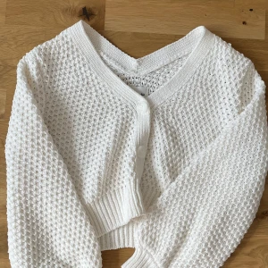 Stickad kofta - Vit stickad kofta från Abercrombie and fitch. Oanvänd helt utan defekter.