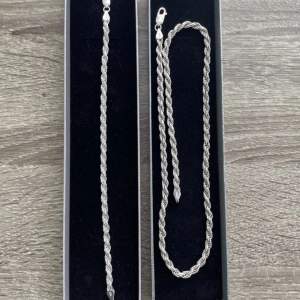 Nu säljer jag mitt halsband och armband i äkta silver (925) för 1500 kr. Halsband säljs för 1000 kr och armband säljs för 500 kr. Nya och oanvända! Kontakta mig om du vill hämta upp dom eller ha dom postade! Storlek i längd: Halsband = 51 cm Armband = 21