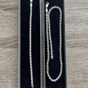 Silver Halsband Och Armband (925) - Nu säljer jag mitt halsband och armband i äkta silver (925) för 1500 kr. Halsband säljs för 1000 kr och armband säljs för 500 kr. Nya och oanvända! Kontakta mig om du vill hämta upp dom eller ha dom postade! Storlek i längd: Halsband = 51 cm Armband = 21
