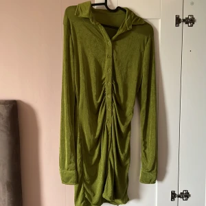 Grön klänning - Storlek s. Nyskick. Bild 3 är hur klänningen ser ut på
