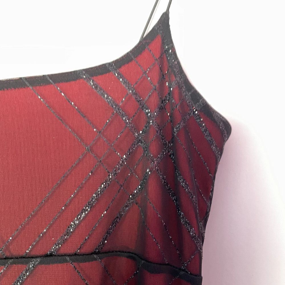 en glittrig 90s klänning med spagetti straps. inte speciellt stretchig så passar s. Klänningar.