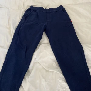 Ralph lauren byxor - Ett par feta Ralph lauren mjukis byxor! Riktigt sköna!  Ny pris: 1000k Cond: 7/10