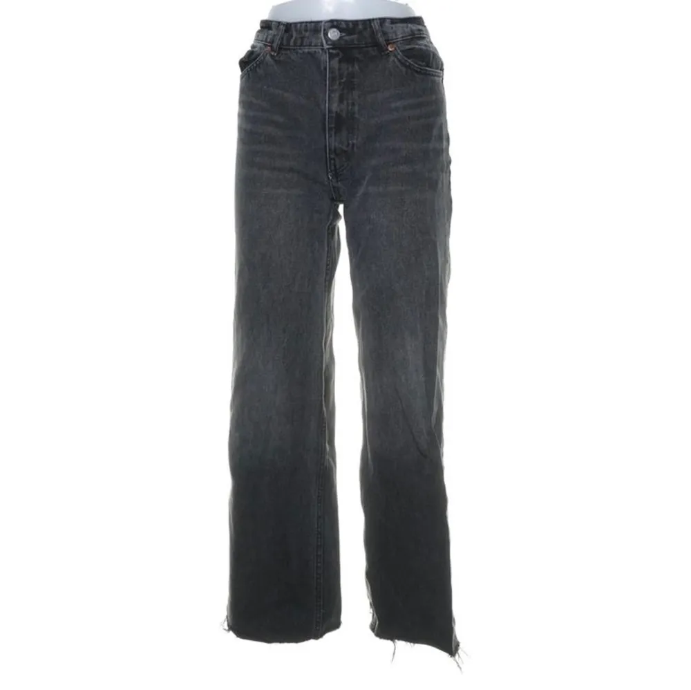 Snygga jeans som är använda några gånger. Inköpspris: 499kr💕. Jeans & Byxor.
