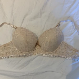 Beige spets BH - !OANVÄND! Så fin bh från Shein som tyvärr är för stor för mig:( 