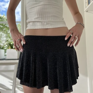 Glittrig volangkjol - Så gullig minikjol med volanger och jättepraktiska inbyggda shorts under! Använda en gång oxh i toppenskick! Kan mötas upp i Stockholm annars står köparen för frakten!💗💗