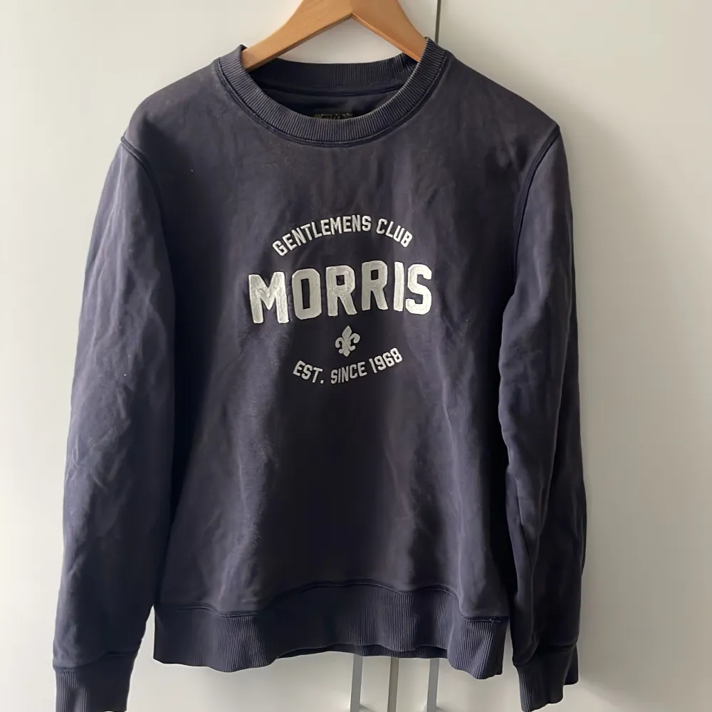 Hej! Säljer nu min mörkblåa Morris sweatshirt då jag inte använder den längre och den är för liten. Tröjan är i använt skick men överlag okej. Priset är förhandlingsbart vid snabb affär. Tveka inte på att höra av dig vid intresse. Hoodies.