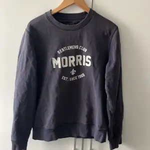 Hej! Säljer nu min mörkblåa Morris sweatshirt då jag inte använder den längre och den är för liten. Tröjan är i använt skick men överlag okej. Priset är förhandlingsbart vid snabb affär. Tveka inte på att höra av dig vid intresse