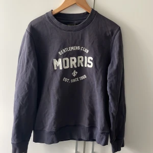 Morris sweatshirt blå storlek (M) - Hej! Säljer nu min mörkblåa Morris sweatshirt då jag inte använder den längre och den är för liten. Tröjan är i använt skick men överlag okej. Priset är förhandlingsbart vid snabb affär. Tveka inte på att höra av dig vid intresse