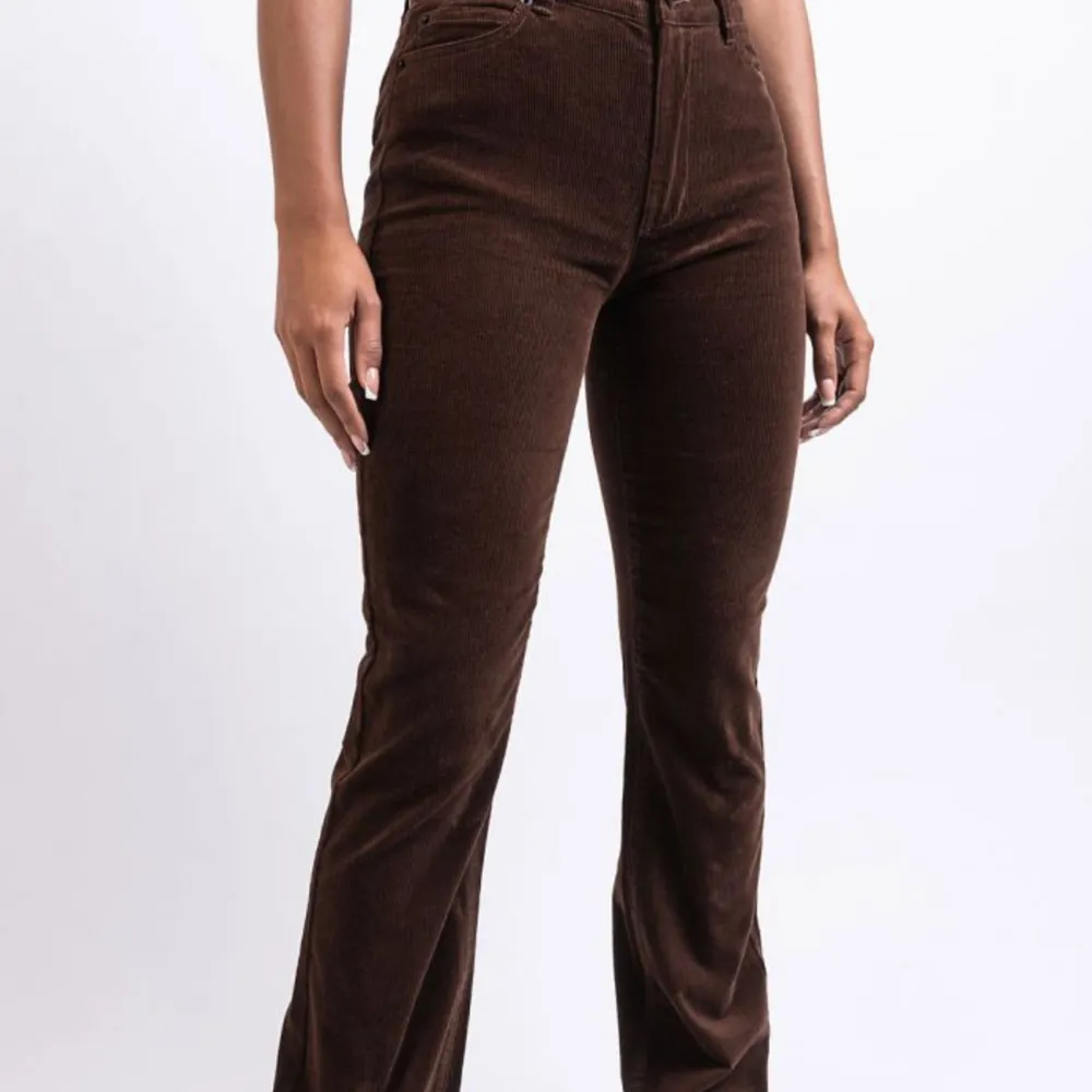Bruna manchesterbyxor från Madlady i storleken 36 Regular (normal längd). Använda fåtal gånger. Nypris ~500 kr💓. Jeans & Byxor.