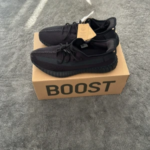 Yeezy boost 350 v2 onyx - Riktigt sköna Yeezys från det nya yeezy droppet. Exklusiva och perfekta för sommarn. Helt nya med taggar, låda och kvitto. Säljer för jag köpte för liten storlek. Storlek 46 men passar 45