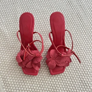 Klackskor - Säljer mina fina klackar från nakd. Aldrig använda🩷🩷