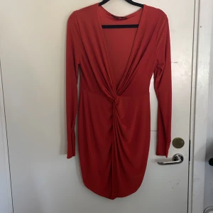 Sommarklänning - En oanvänd klänning från boohoo (utan prislapp). Helt felfri. Färgen är röd/orange.