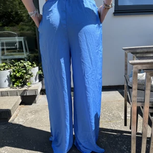 Palazzobyxor från Zara. - Palazzo flowiga byxor från Zara köpta förra sommaren för 300kr. Sköna på sommaren då materialet är väldigt lätt! Köparen står för frakten 💕💐 Köparen 