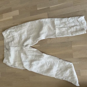Linnebyxor  - Köpta på HM Stl L i bra skick  Säljer pga att dom inte passar mig. Kan tänkas byta mot andra linnebyxor i Stl M. 